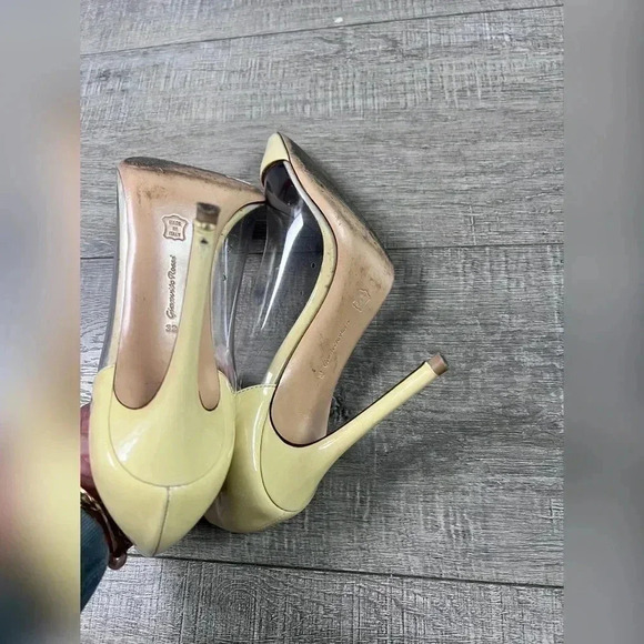 Gianvito Rossi Cream Patent Leather PVC Plexi 85 Pointed Toe Pumps - Picture 4 of 7